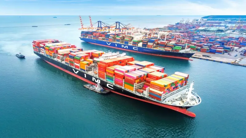 Tàu chợ và tàu chuyến Tàu chợ và tàu chuyến